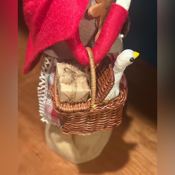 EUC Vintage BYERS' 1995 Woman Shopper with Goose, Gingerbread, Apples & Bread - Picture 6 of 10